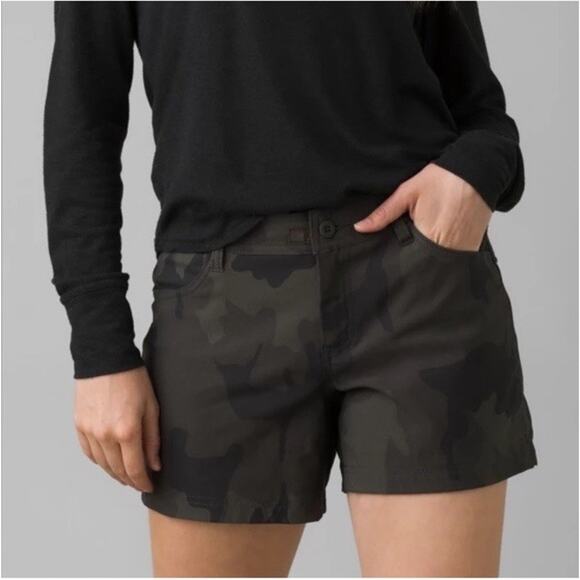 Prana Halle‎ Shorts II Mid Rise Camo Print 5” Inseam Stretch Women’s Size 12 - Picture 1 of 11
